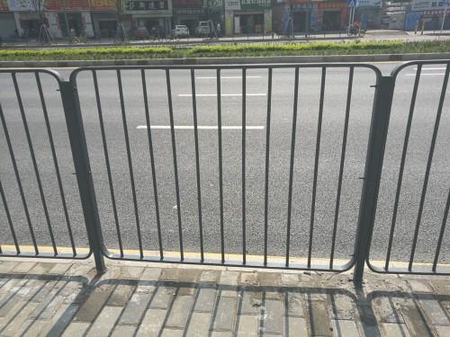 新途公司主营以下护栏系列产品: 1市政道路护栏,2施工围栏围挡,3移动
